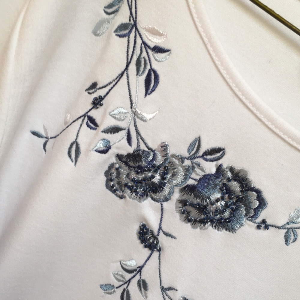 Ladies embroidery top - Picture 2 of 3